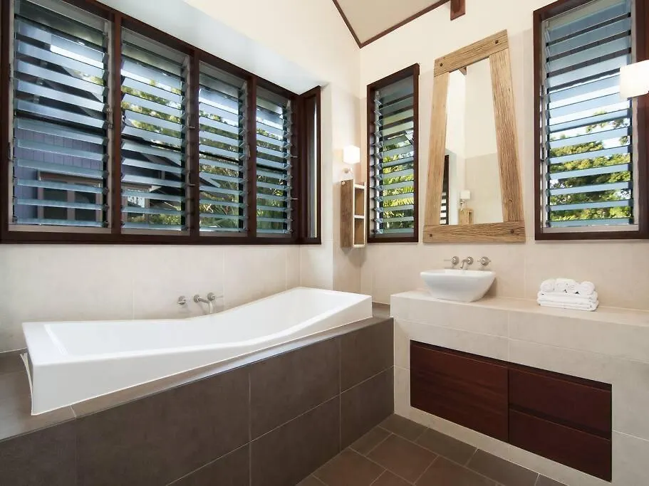 32 Beachfront Mirage - 4 Bedroom Luxury House Port Douglas